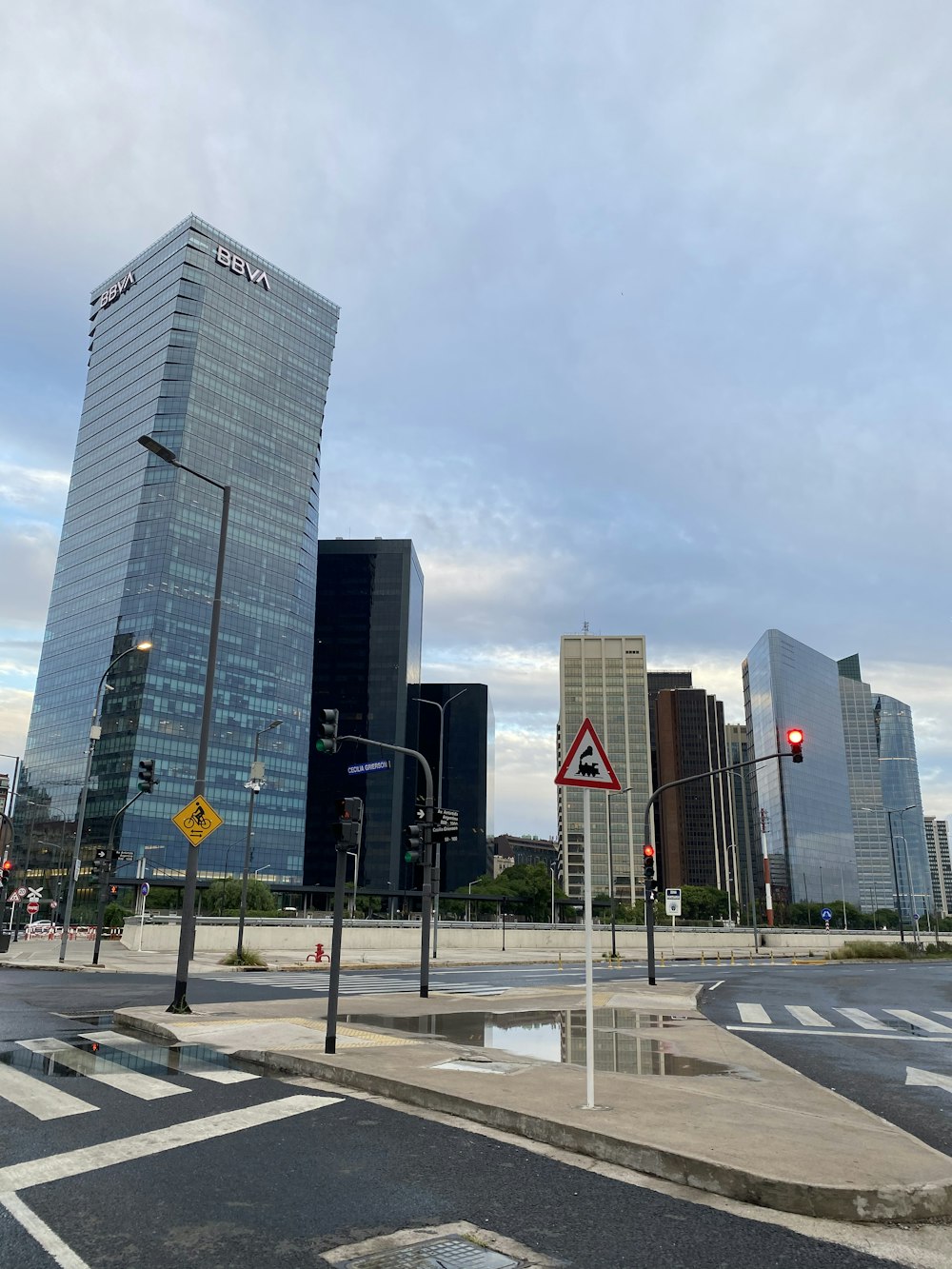 Edificio de vidrio gris y negro durante el día