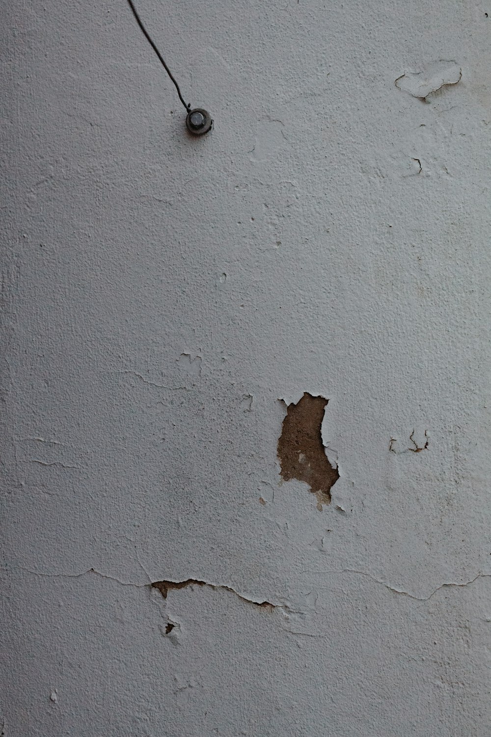 Adorno redondo negro sobre pared de hormigón blanco