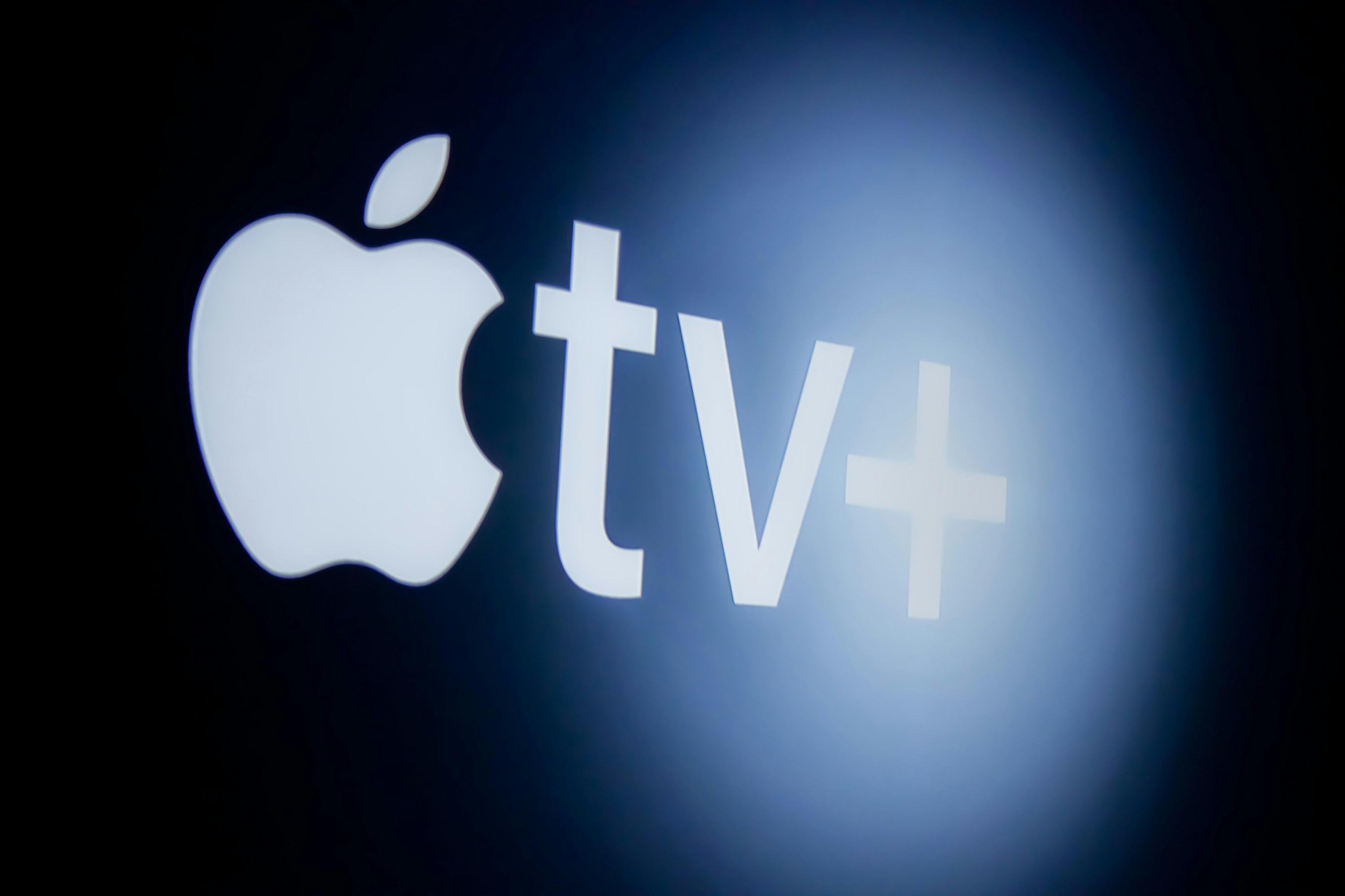 Logo do Apple TV+, com a maçã trincada da Apple e "tv+" escrito ao lado (da esquerda para a direita).