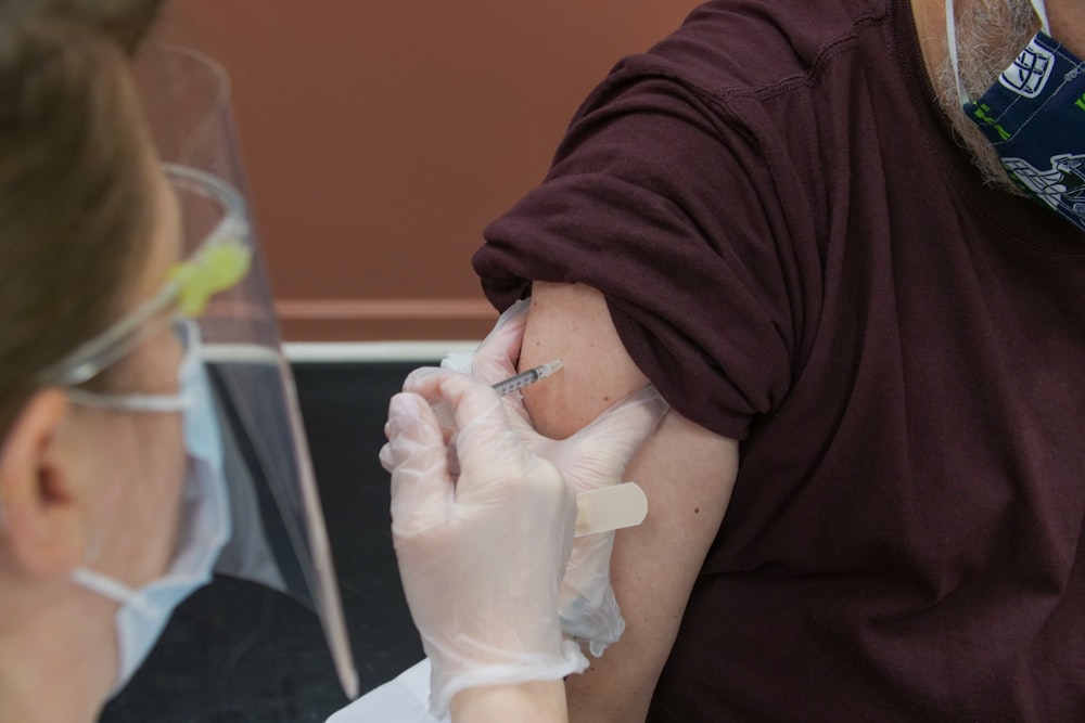 Personne en chemise marron à manches longues avec bandage blanc à la main droite