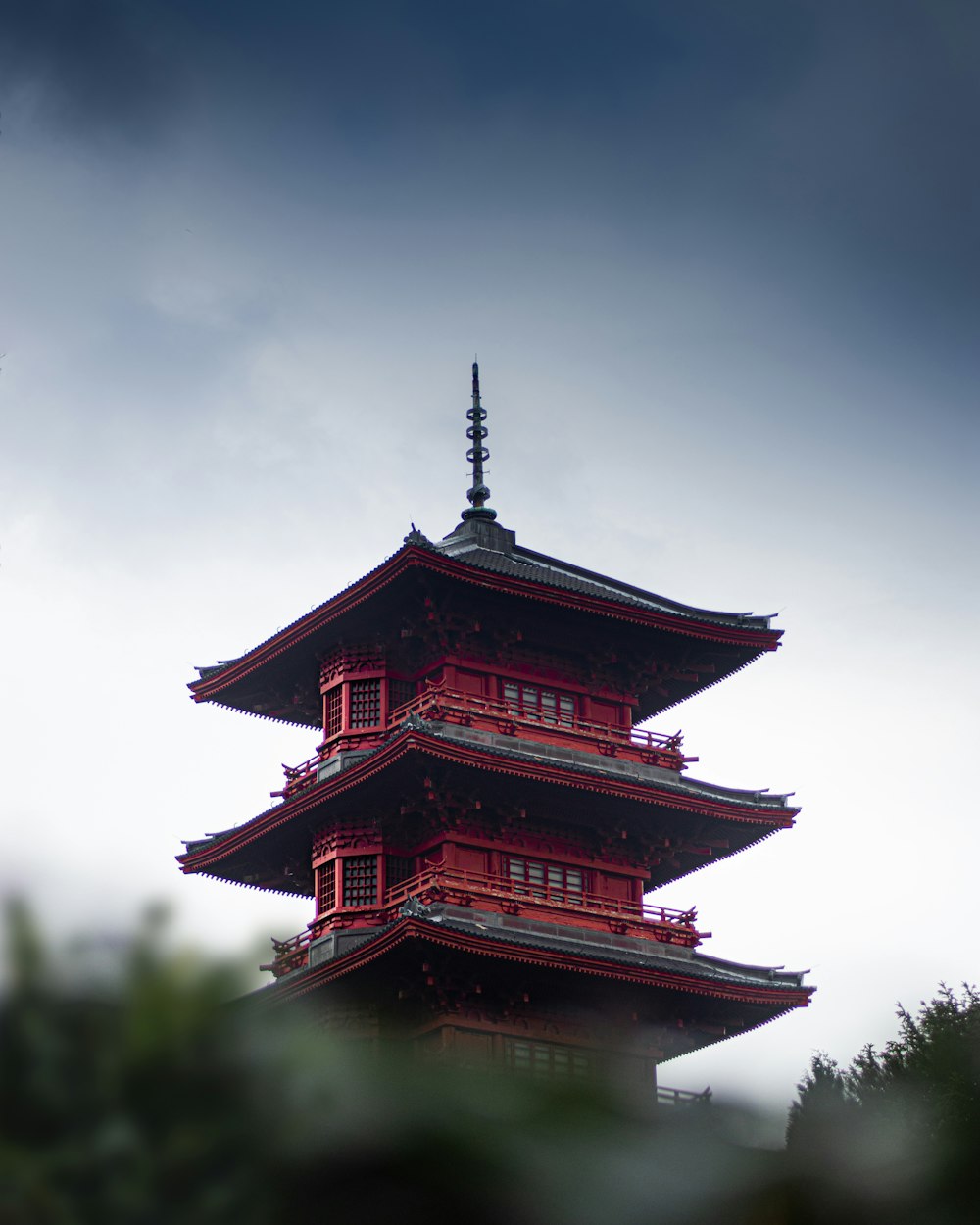 灰色の空の下の赤と黒の寺院