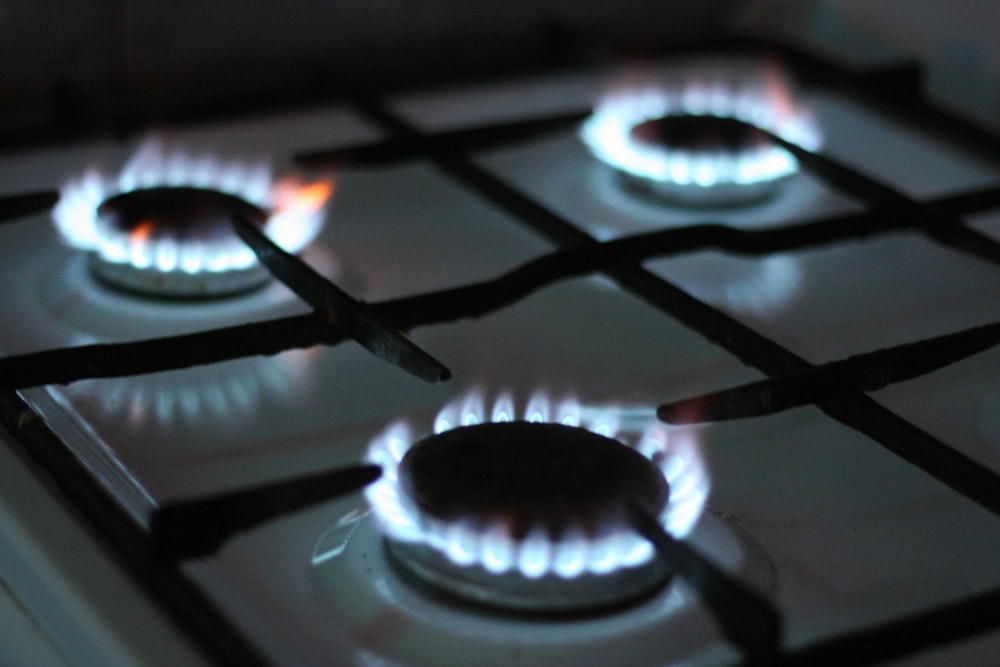 Cuisinière à gaz noire avec cuisinière à gaz blanche et noire