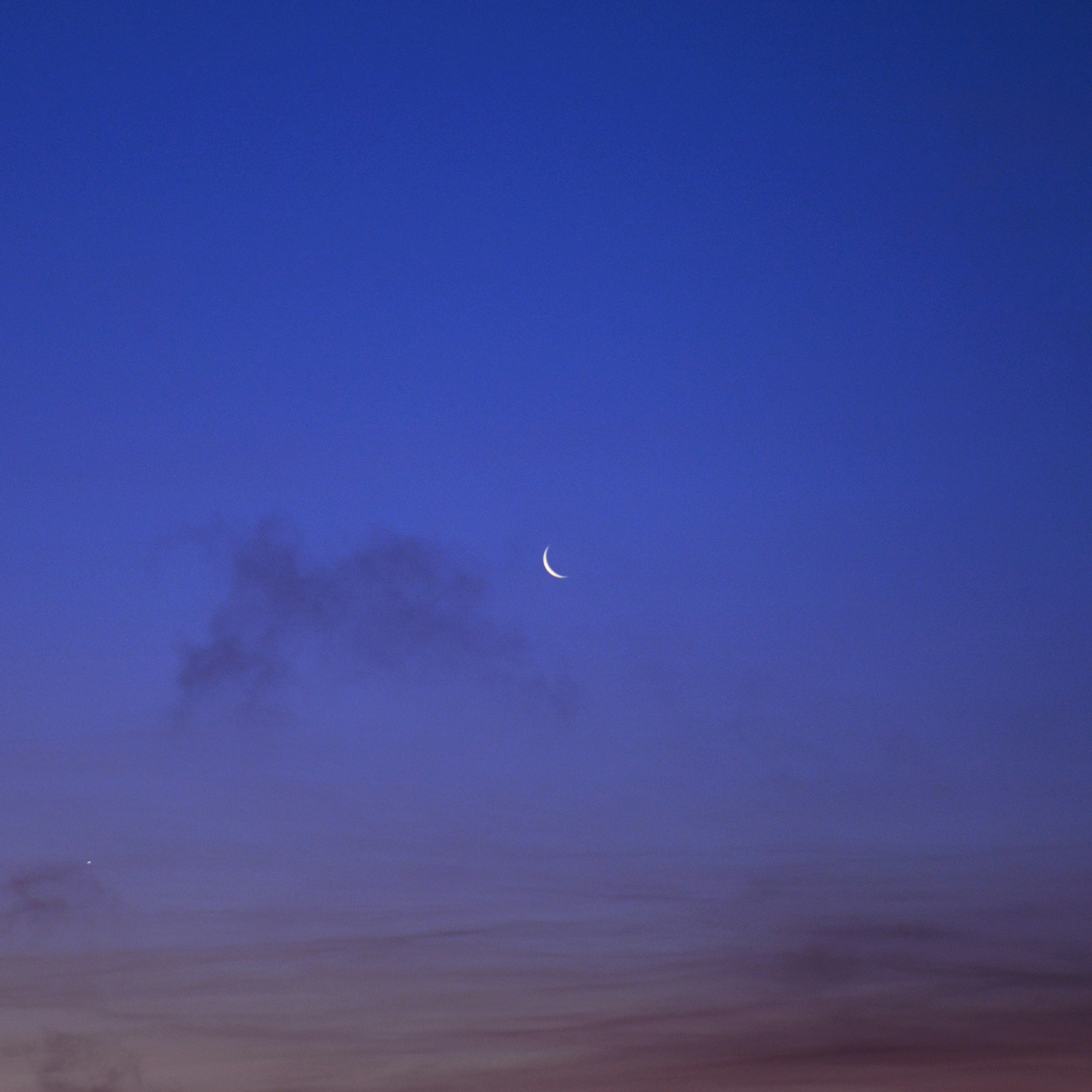 琉。 - 從小到大，十幾年來，我都住在同一個屋簷下。直到國小快畢業時，那是第一次搬家。

雖然說是搬家，不過只是從社區的一間房子搬到另一間罷了。新家是租來的，讓我莫名有種無家可歸的感覺。房子的上