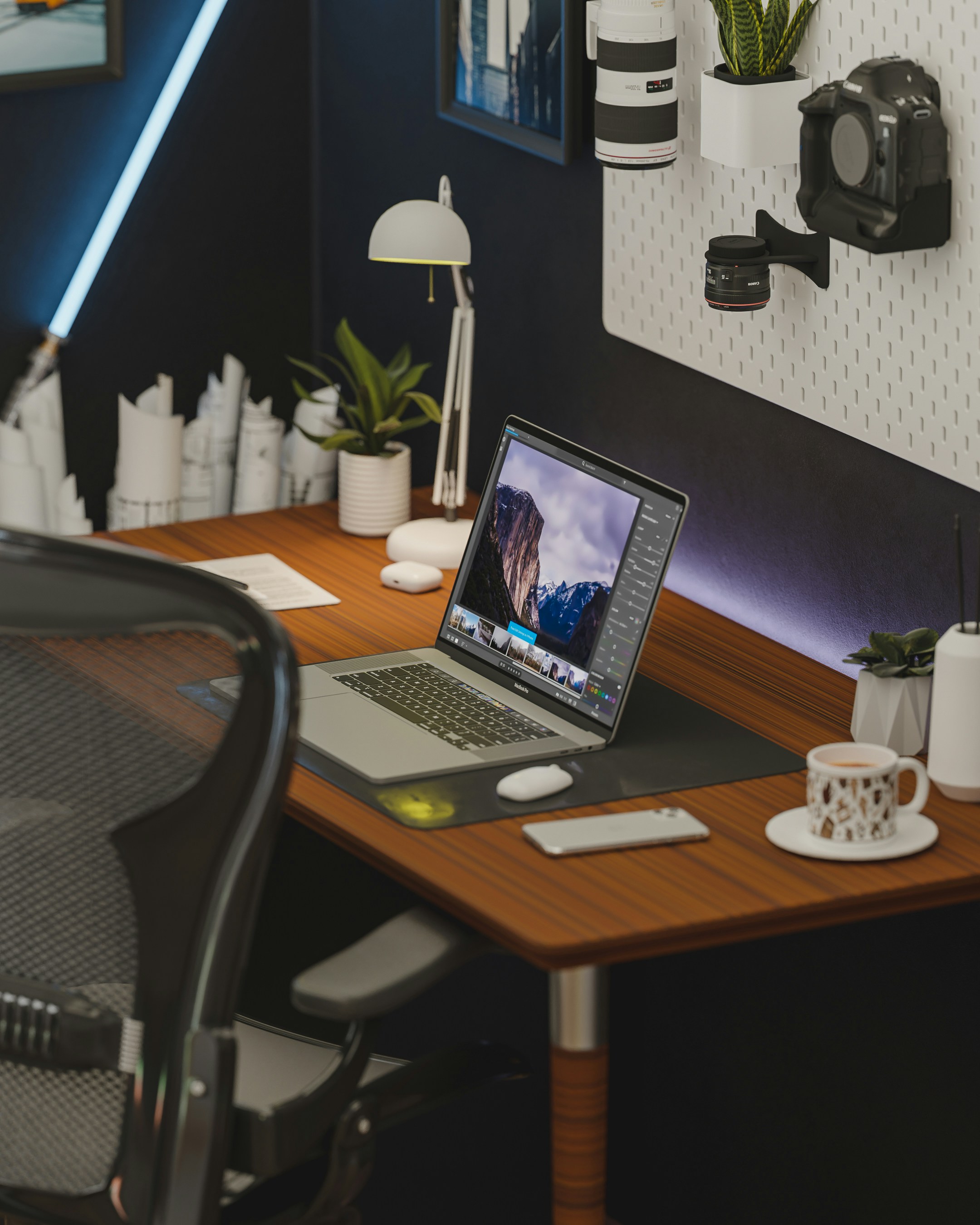 home office setup, wallpaper, Bisnis dari Rumah: Ide, Tips, dan Cara Memulainya 6