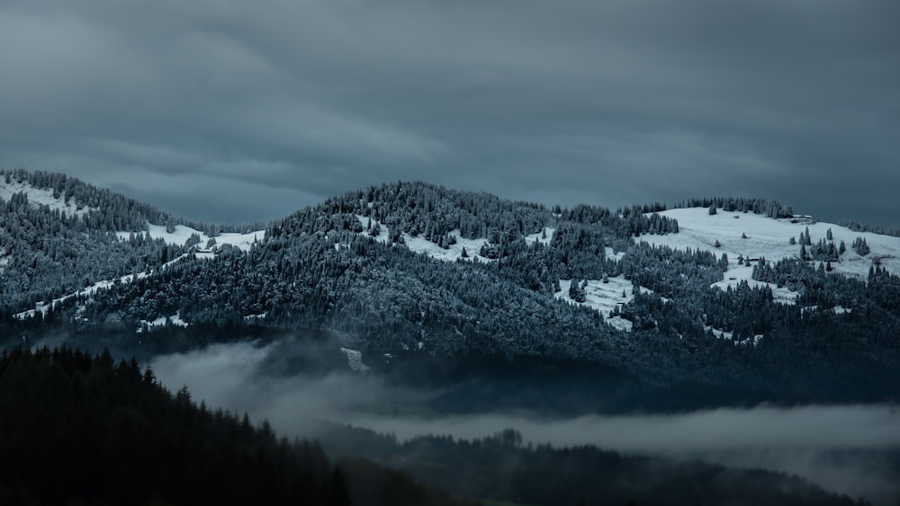 montaña cubierta de nieve bajo el cielo nublado durante el día