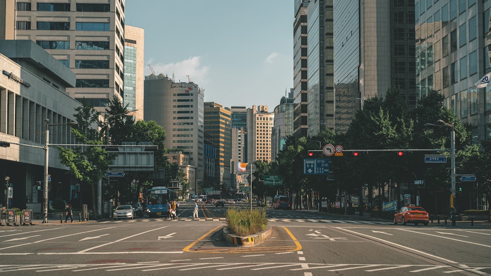 Coches en la carretera cerca de edificios de gran altura durante el día