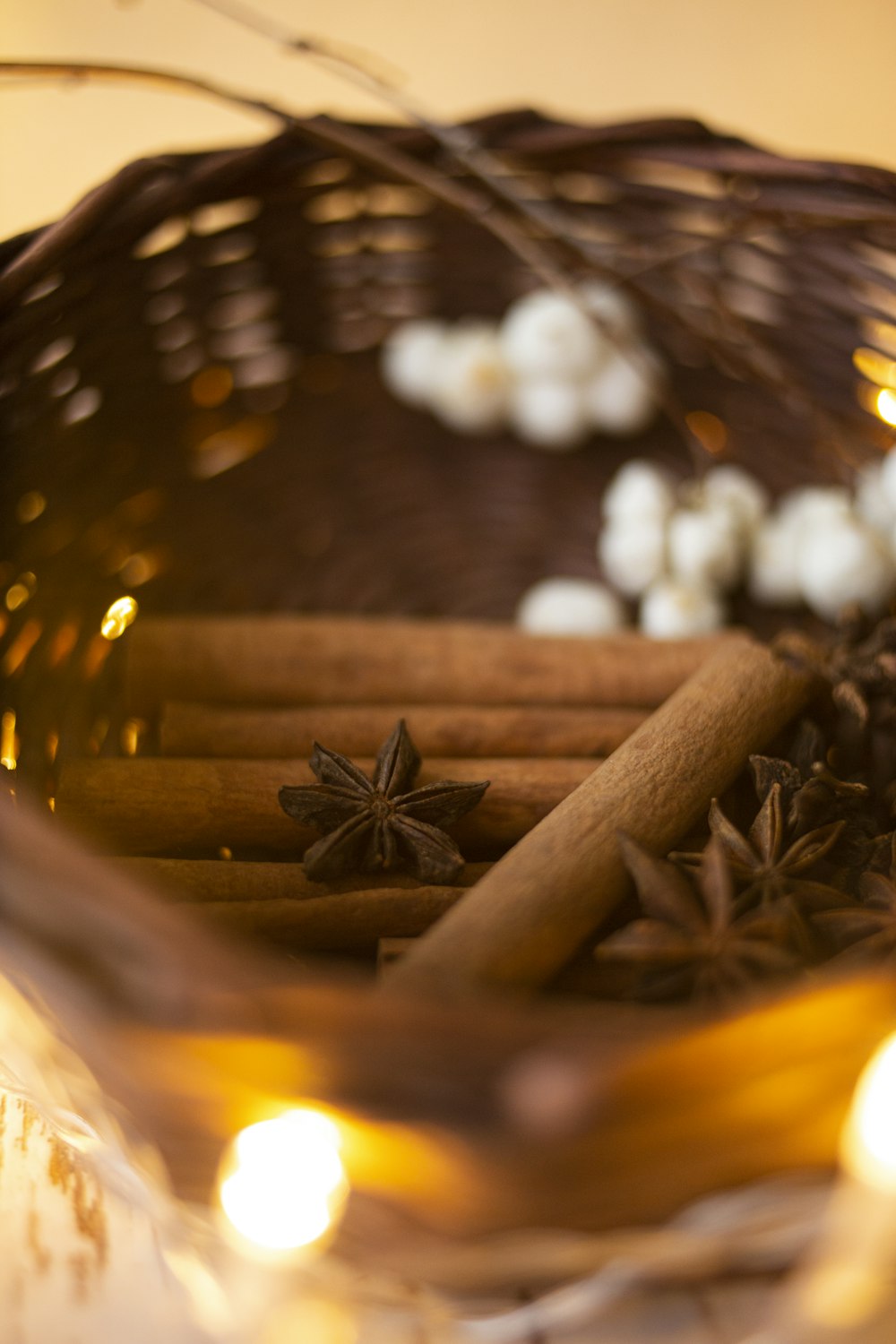 perles rondes blanches sur seau en bois brun