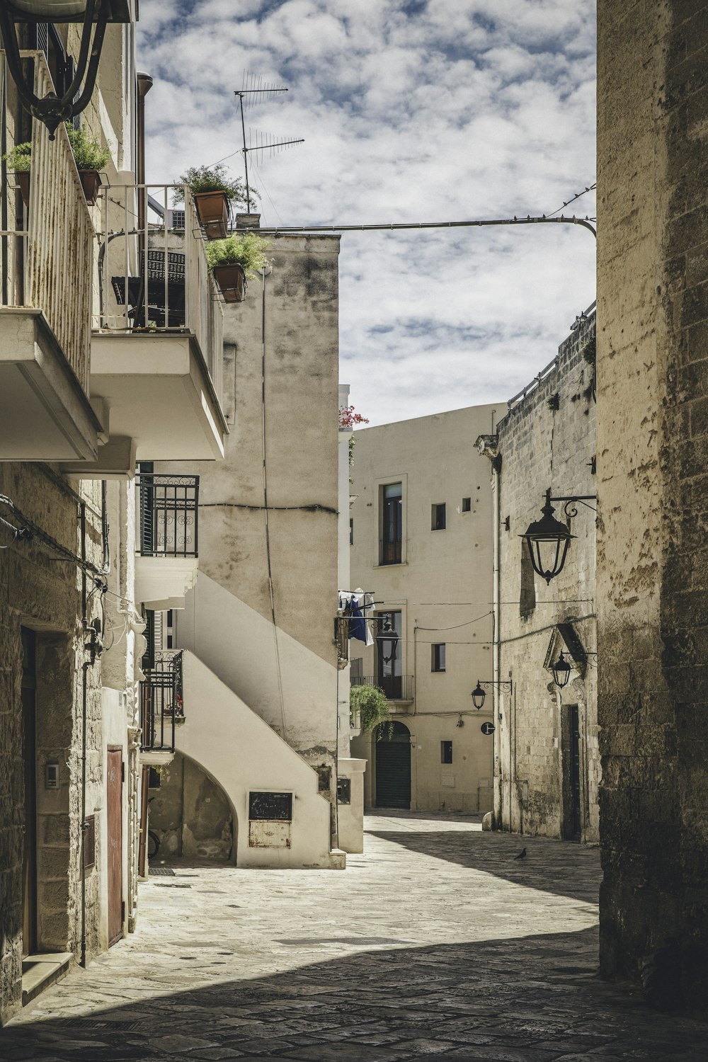 edificio in cemento marrone durante il giorno