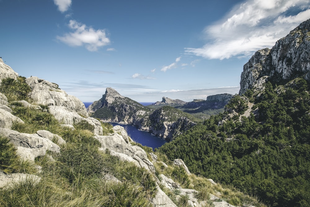 Montañas verdes y marrones bajo el cielo azul durante el día