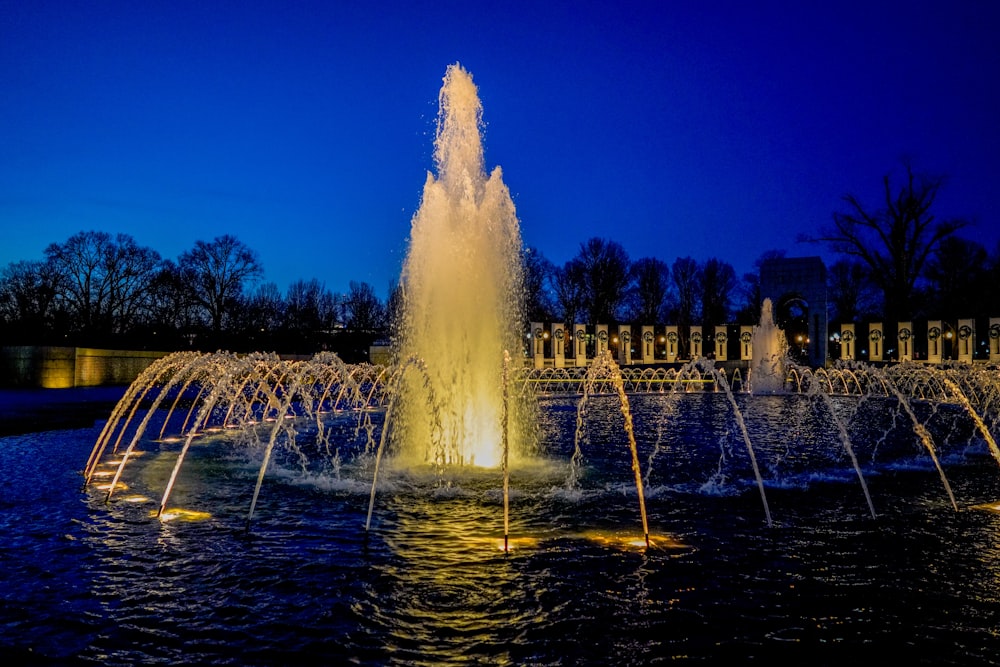 Fuente de agua en el centro de la ciudad