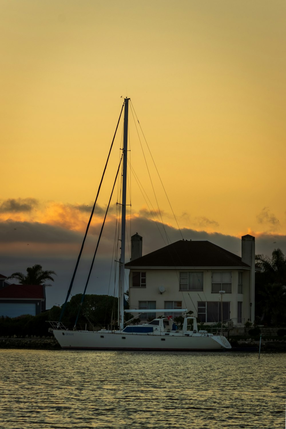 yacht bianco sul mare durante il tramonto
