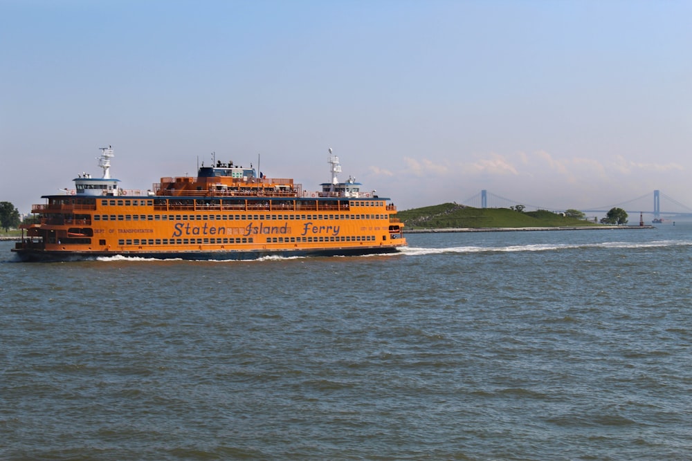 Gelbes und weißes Schiff tagsüber auf See