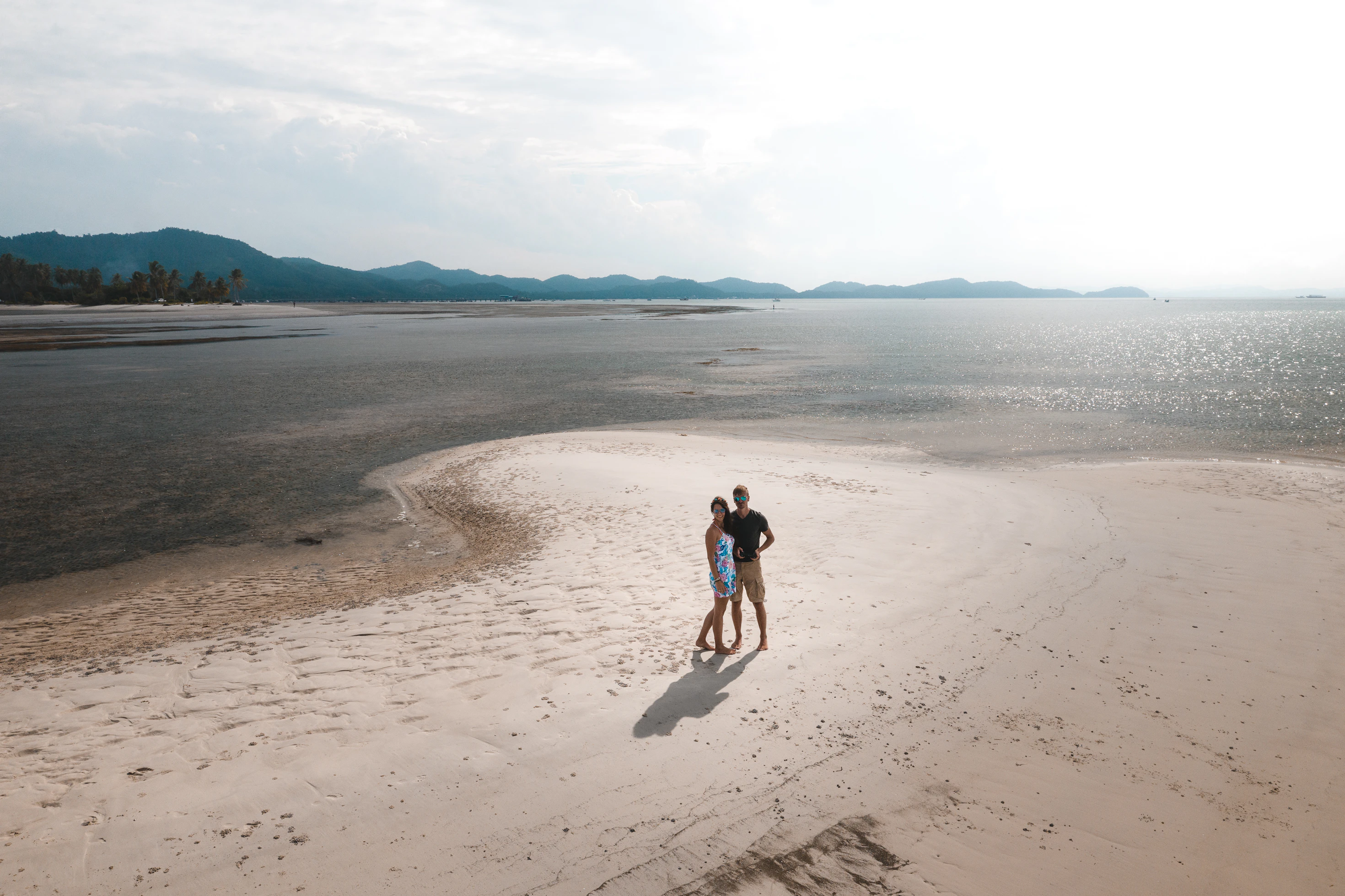 Sandzunge Laem Haad auf Koh Yao Yai bei Ebbe, im Hintergrund die Hügel der Insel
