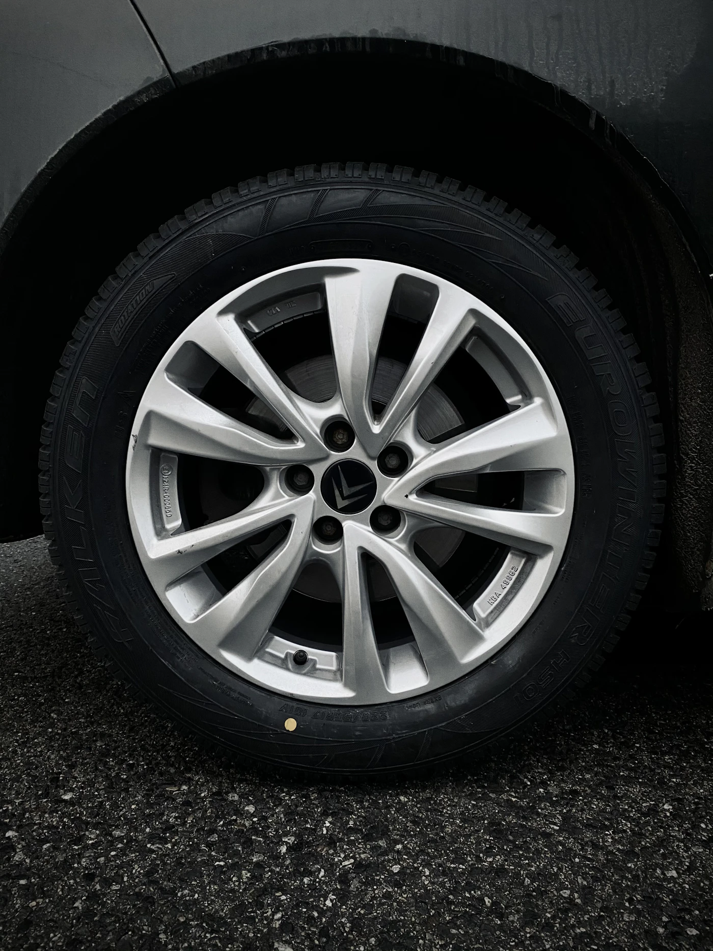 Passenger car tyre fitted to a silver alloy wheel