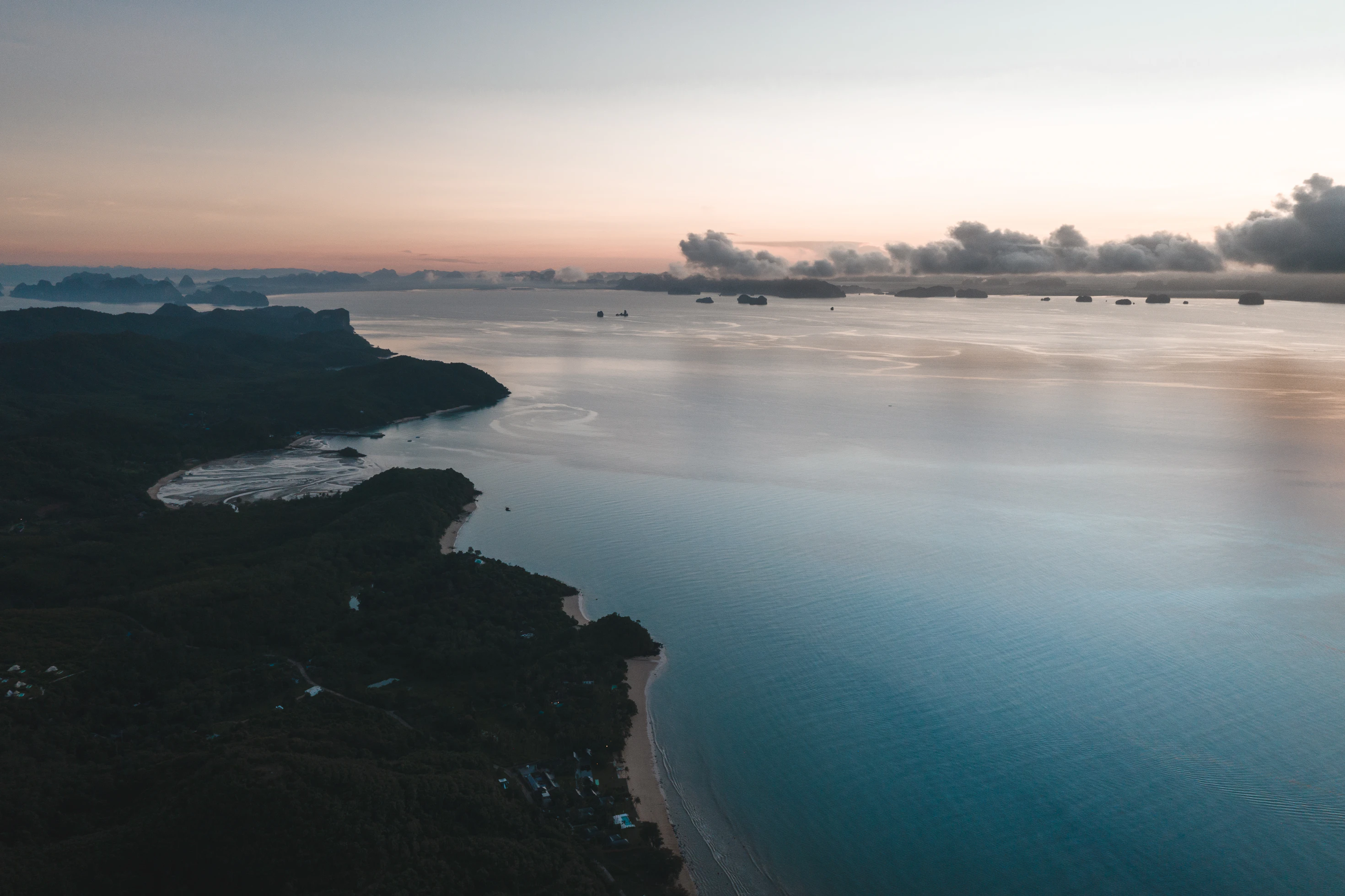 Küste von Koh Yao Noi mit den Kalkfelsen der Phang-Nga-Bucht in der Dämmerung
