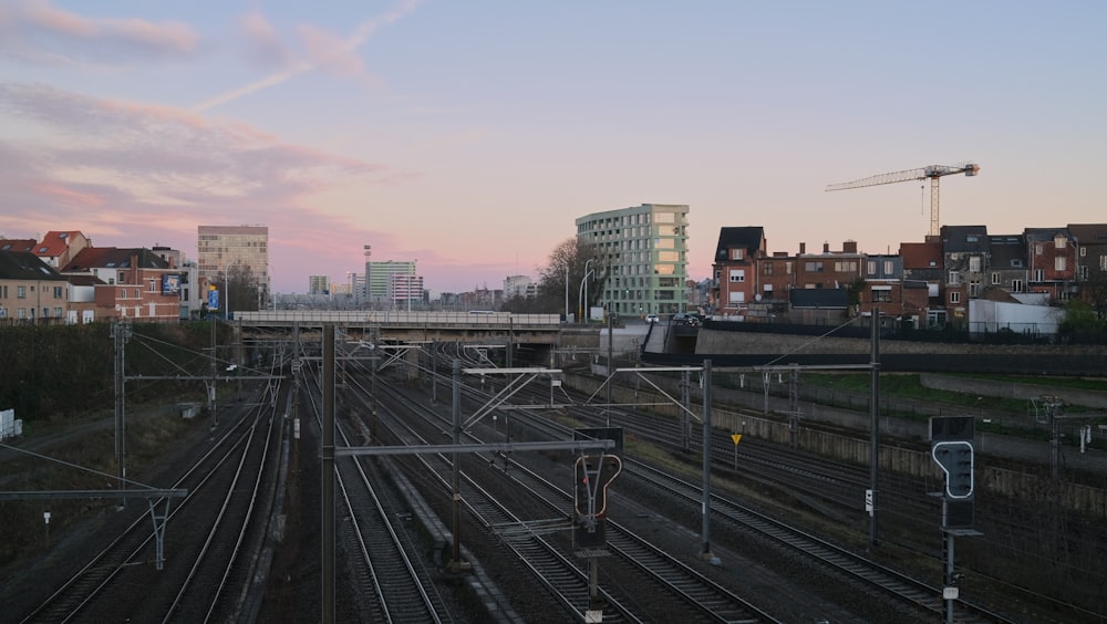 Tren de metal gris cerca de los edificios de la ciudad durante el día