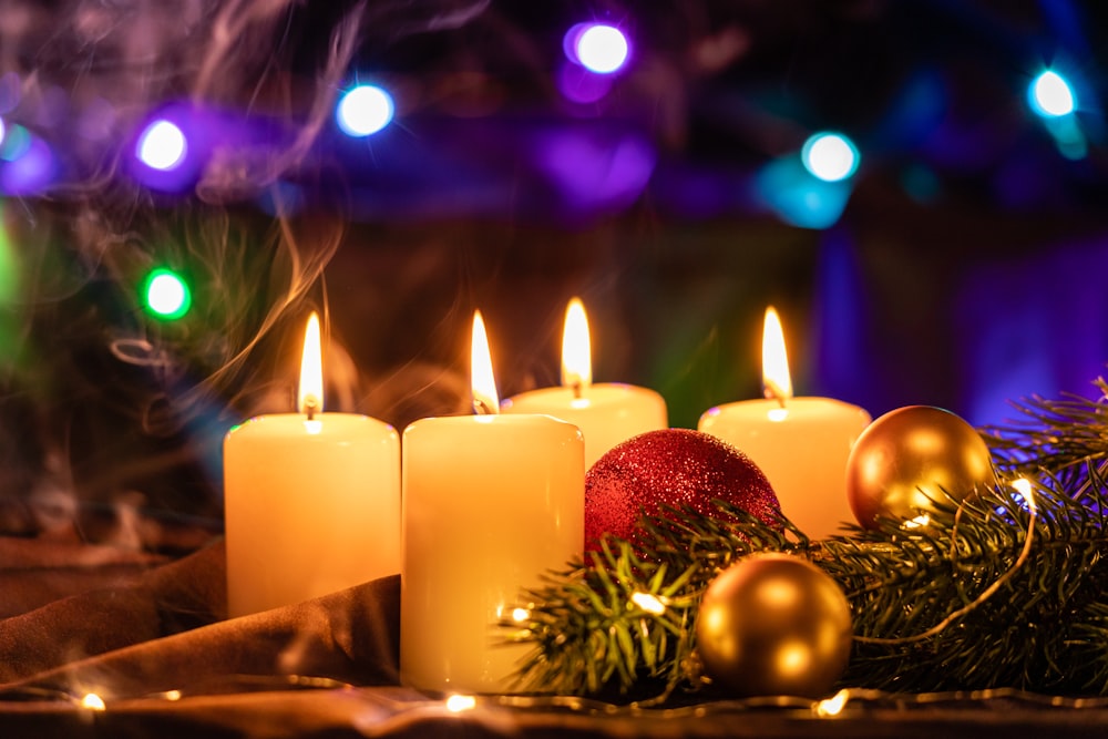 velas brancas na mesa de madeira marrom