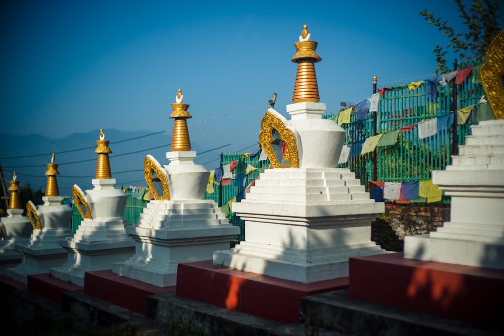 Estatua de Buda blanco y dorado