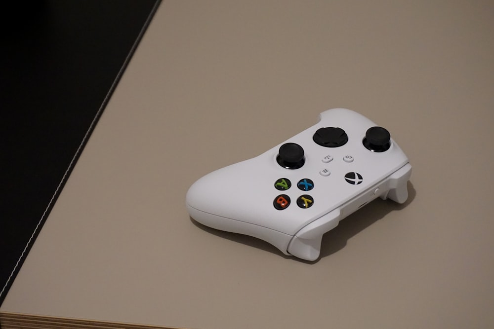 白いXbox Oneゲームコントローラー
