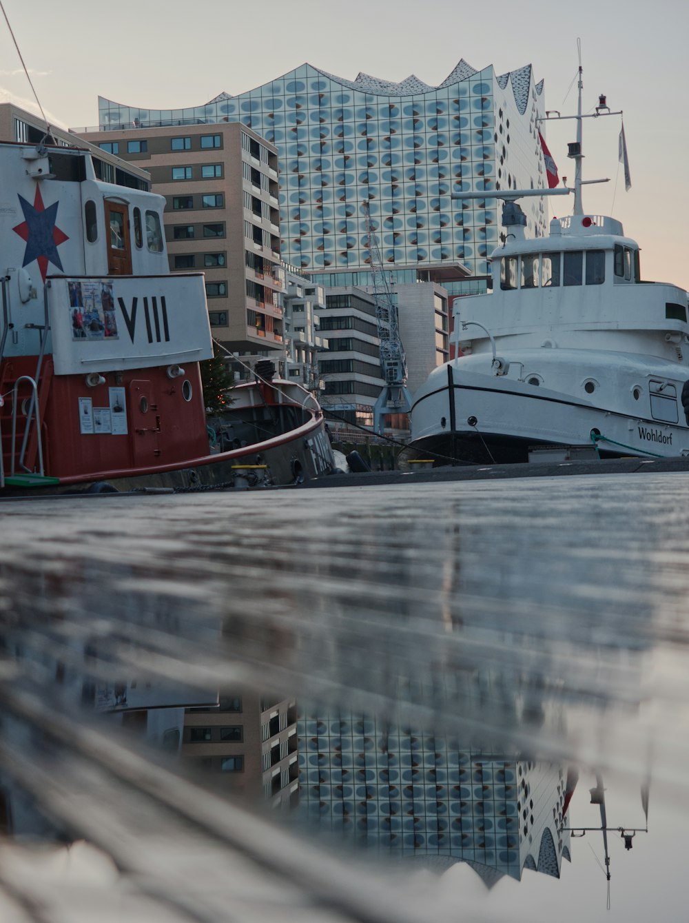 Bateau rouge et blanc sur le quai pendant la journée