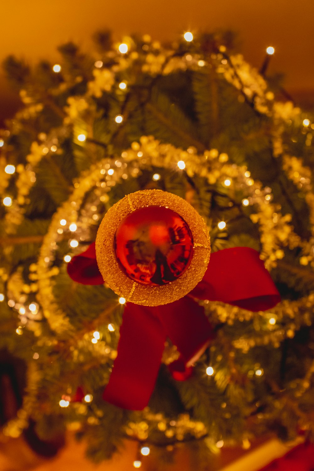 enfeite de Natal vermelho e dourado