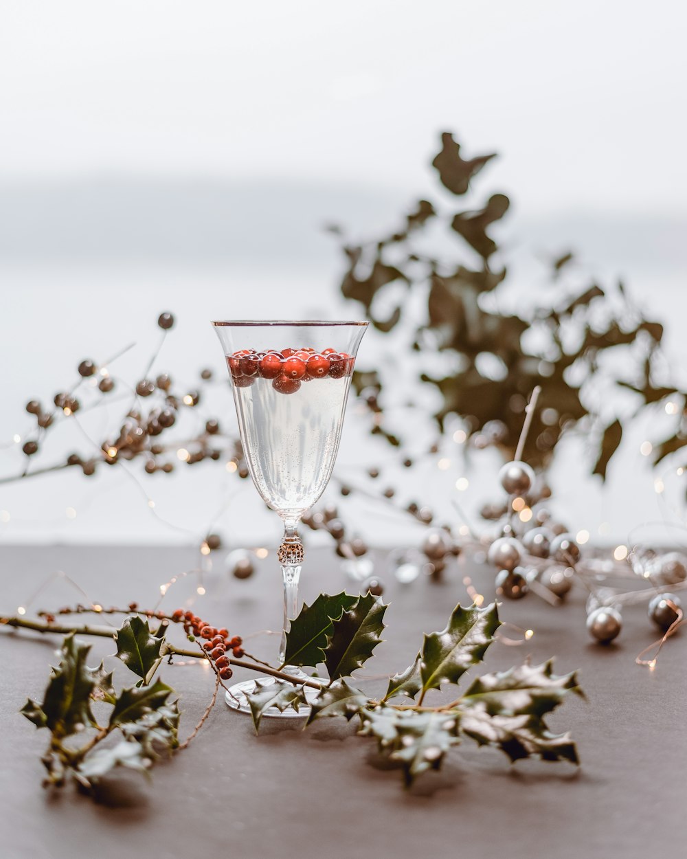 透明なガラスの花瓶に赤いバラ