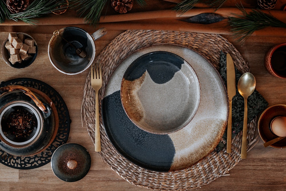 Piatto rotondo in ceramica blu e bianca su tavolo in legno marrone