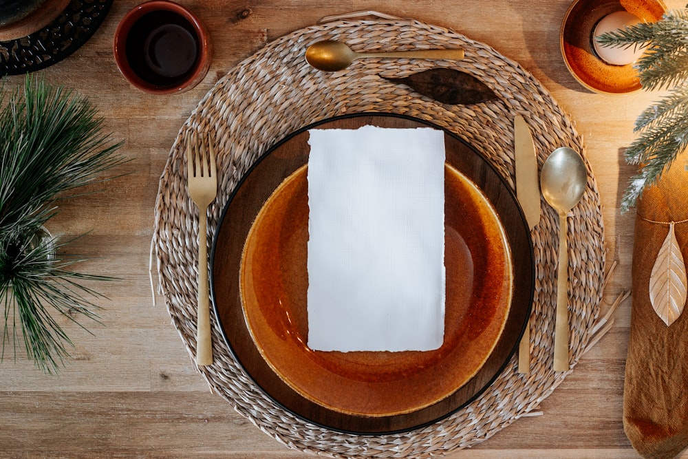 papier brun et blanc sur panier rond tissé marron