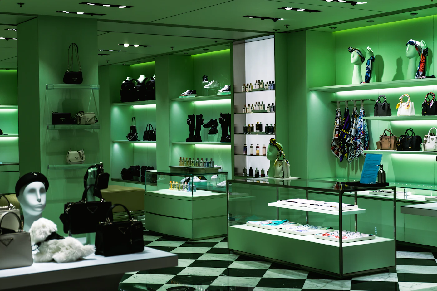 Minimalistisches Boutique-Regal mit wenigen, großzügig platzierten Produkten