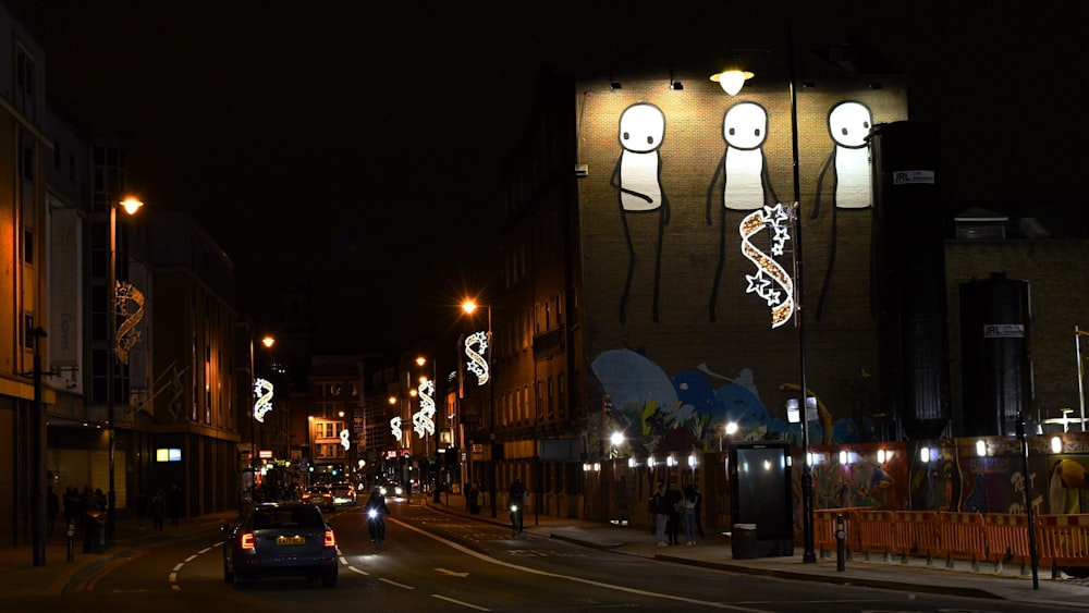 Voitures sur la route pendant la nuit