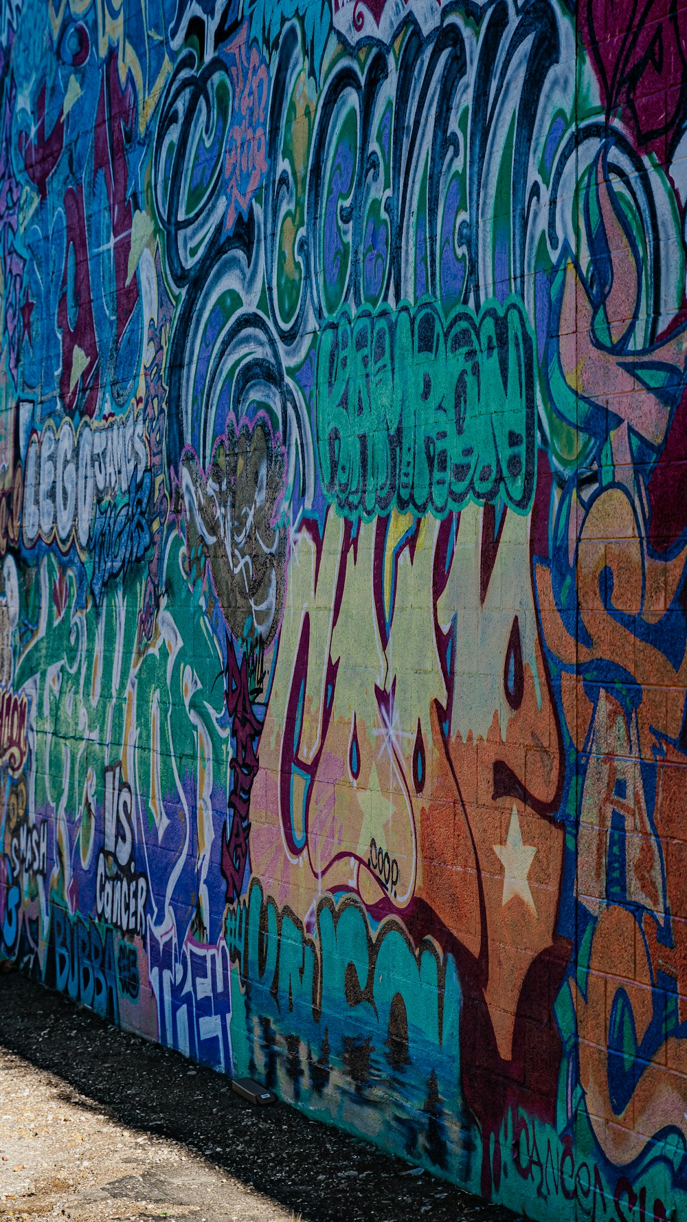 blue and brown graffiti on wall
