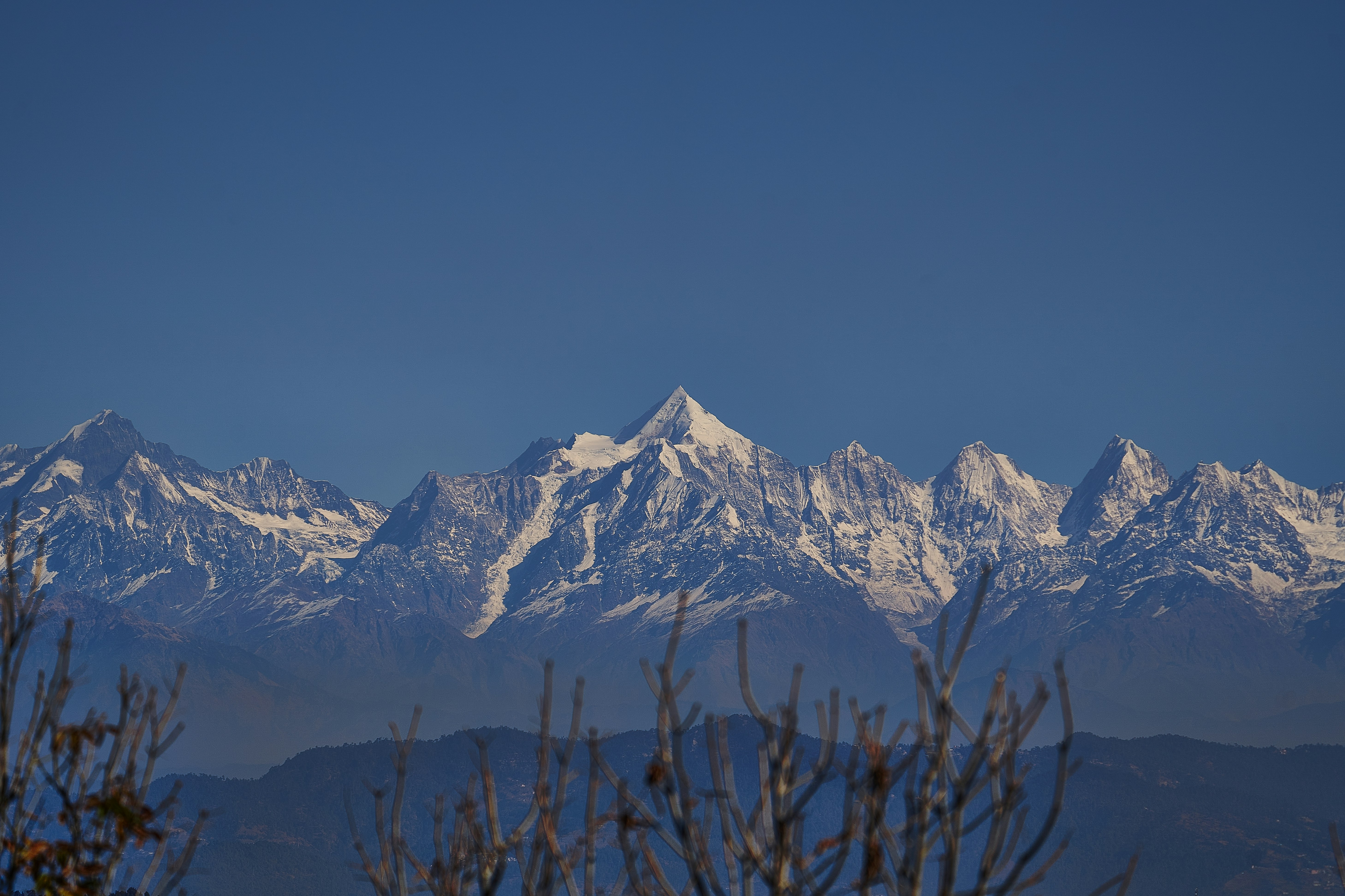 montagne enneigée pendant la journée