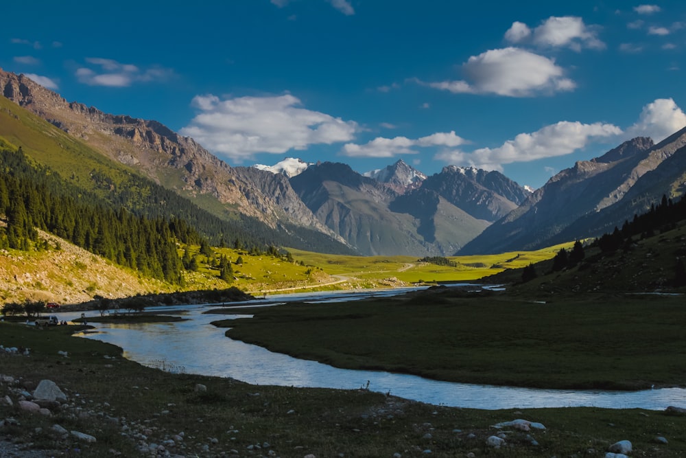 grüne und braune Berge unter blauem Himmel tagsüber