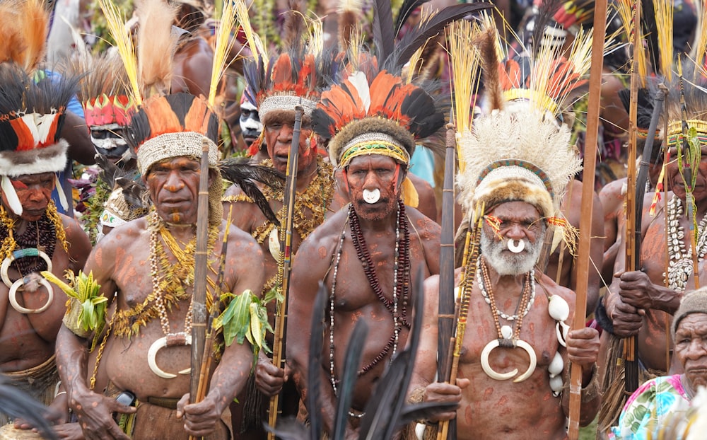 Menschen in traditioneller Kleidung mit Maske