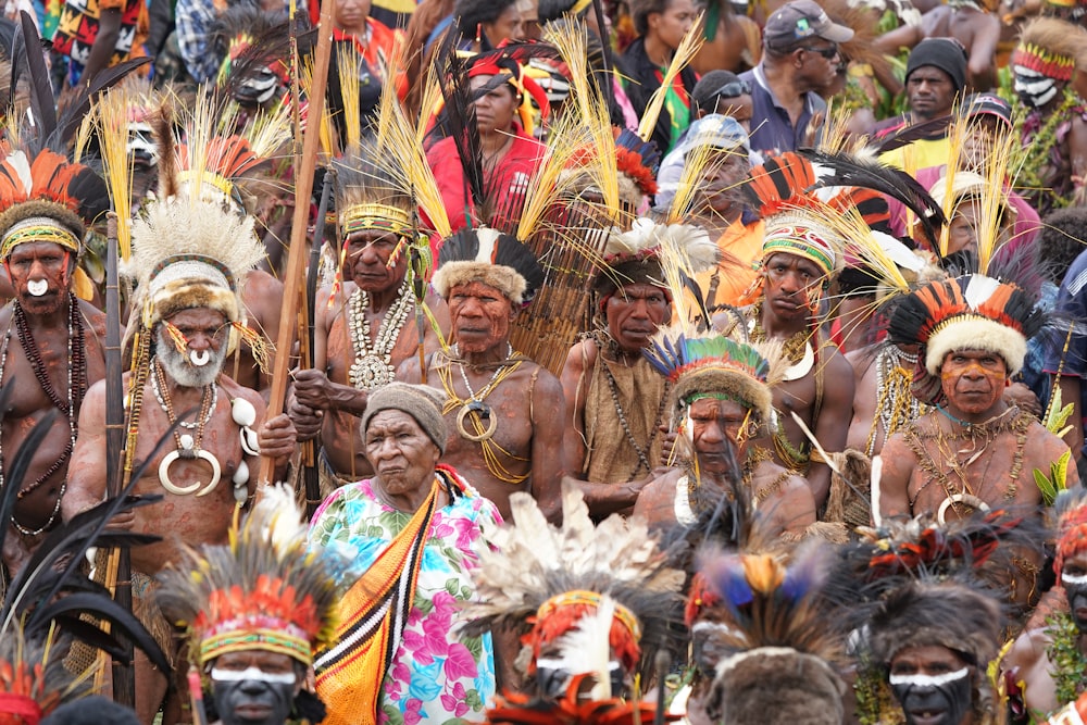 Personas vestidas con trajes tradicionales con tocados