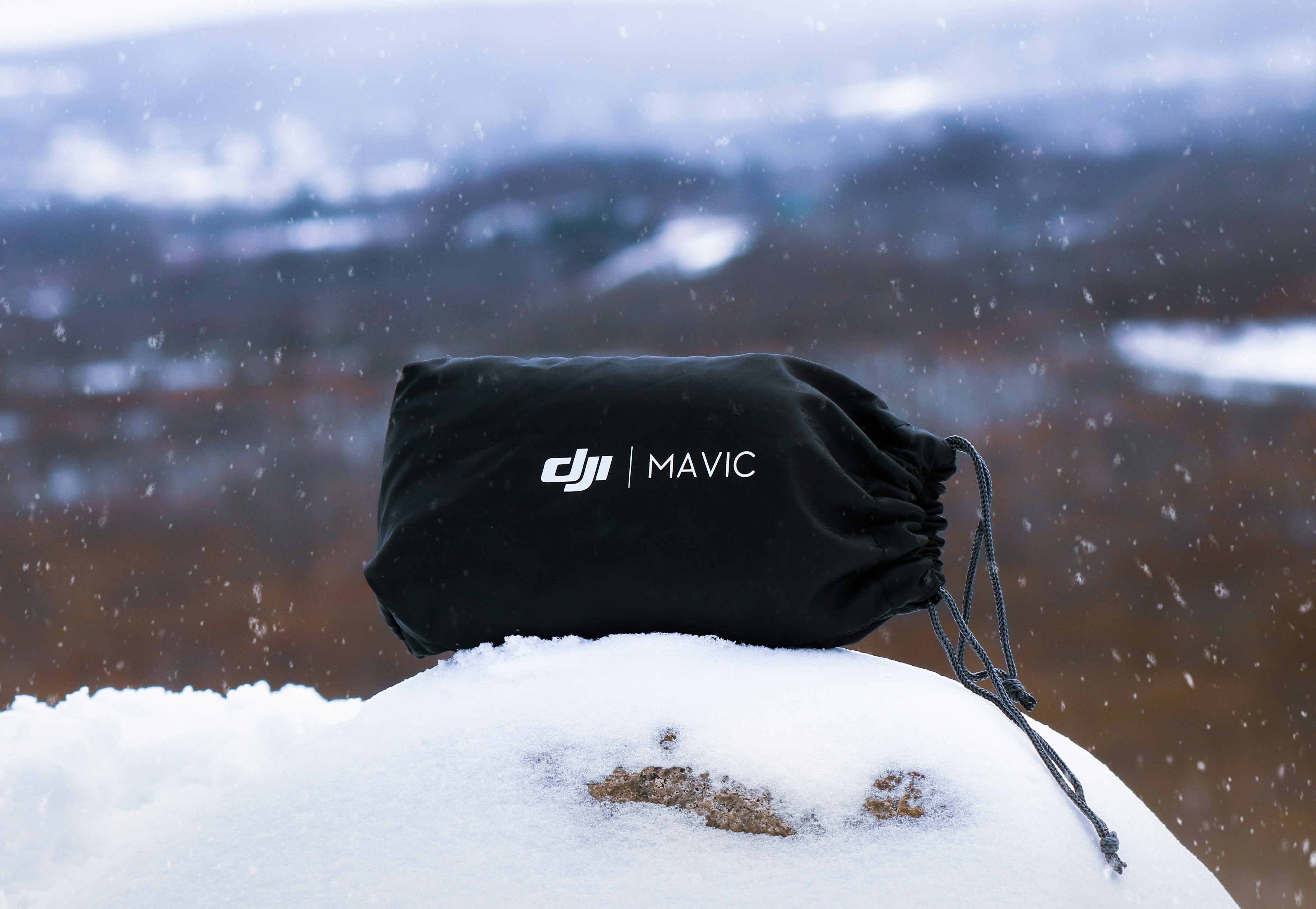 Sac à dos adidas noir et blanc sur sol enneigé