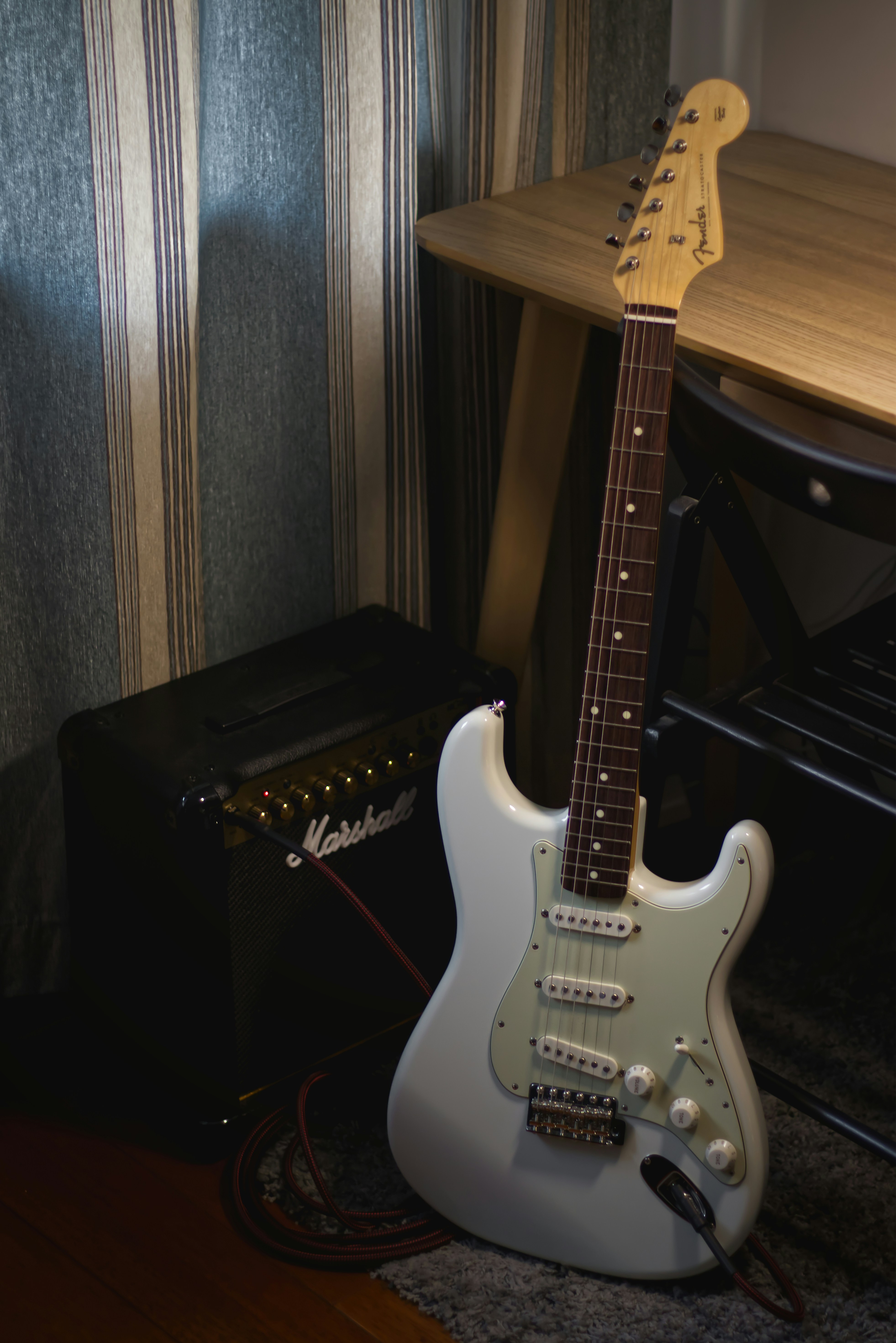 guitarra elétrica stratocaster preto e branco