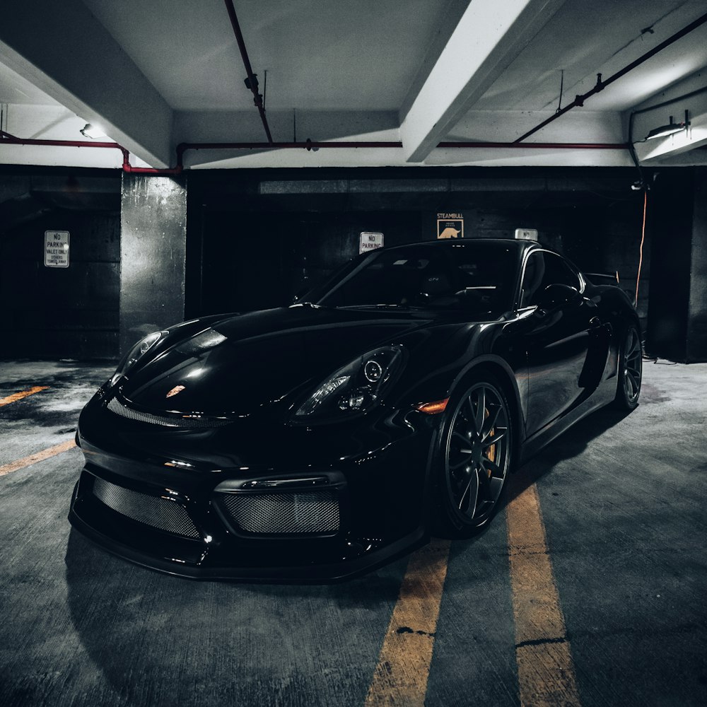 Porsche 911 noire garée dans le garage