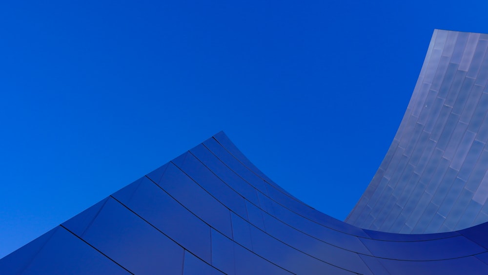 昼間の青空に映える青いガラス張りの建物