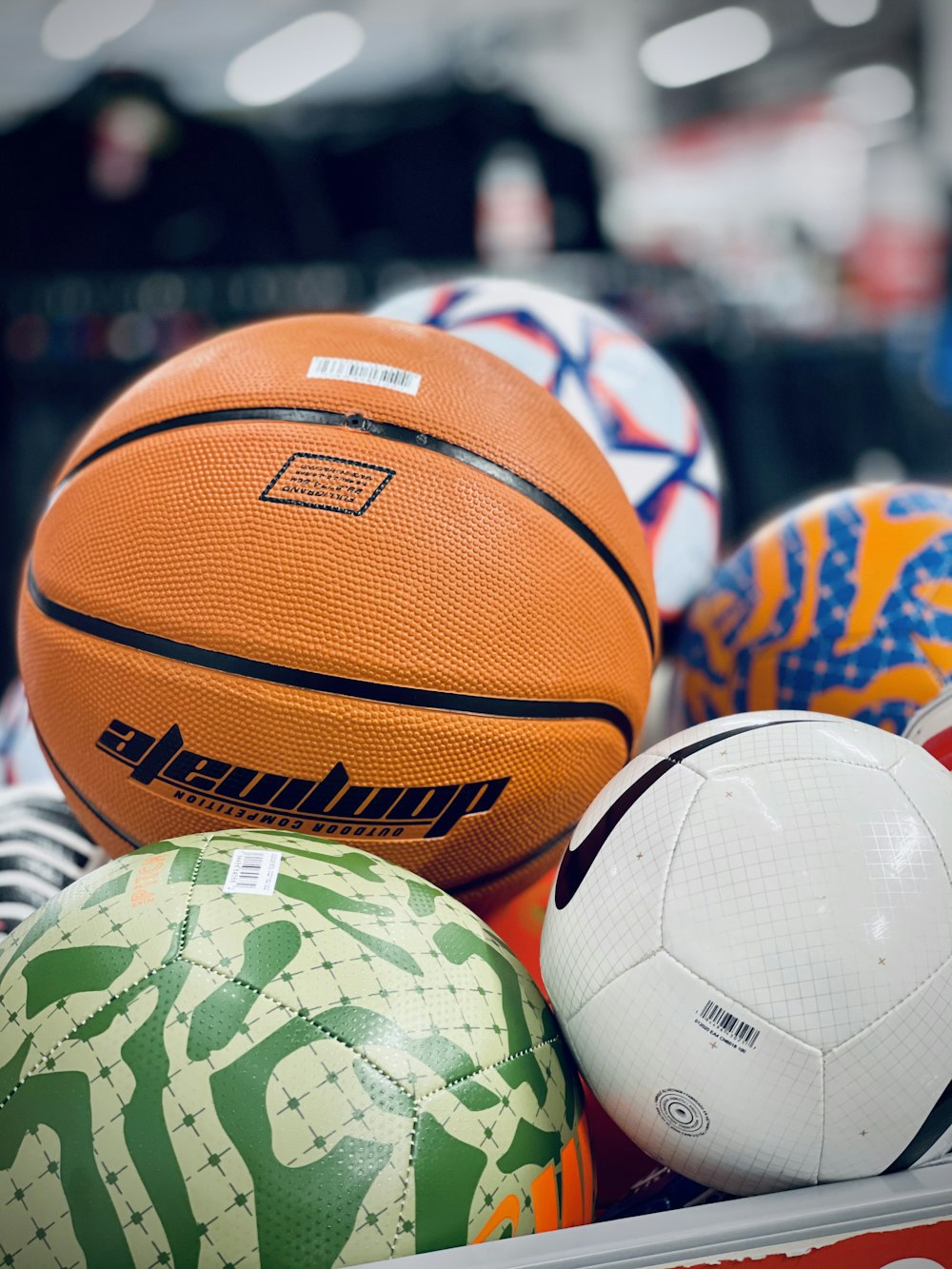 Ballon de basket-ball orange et blanc