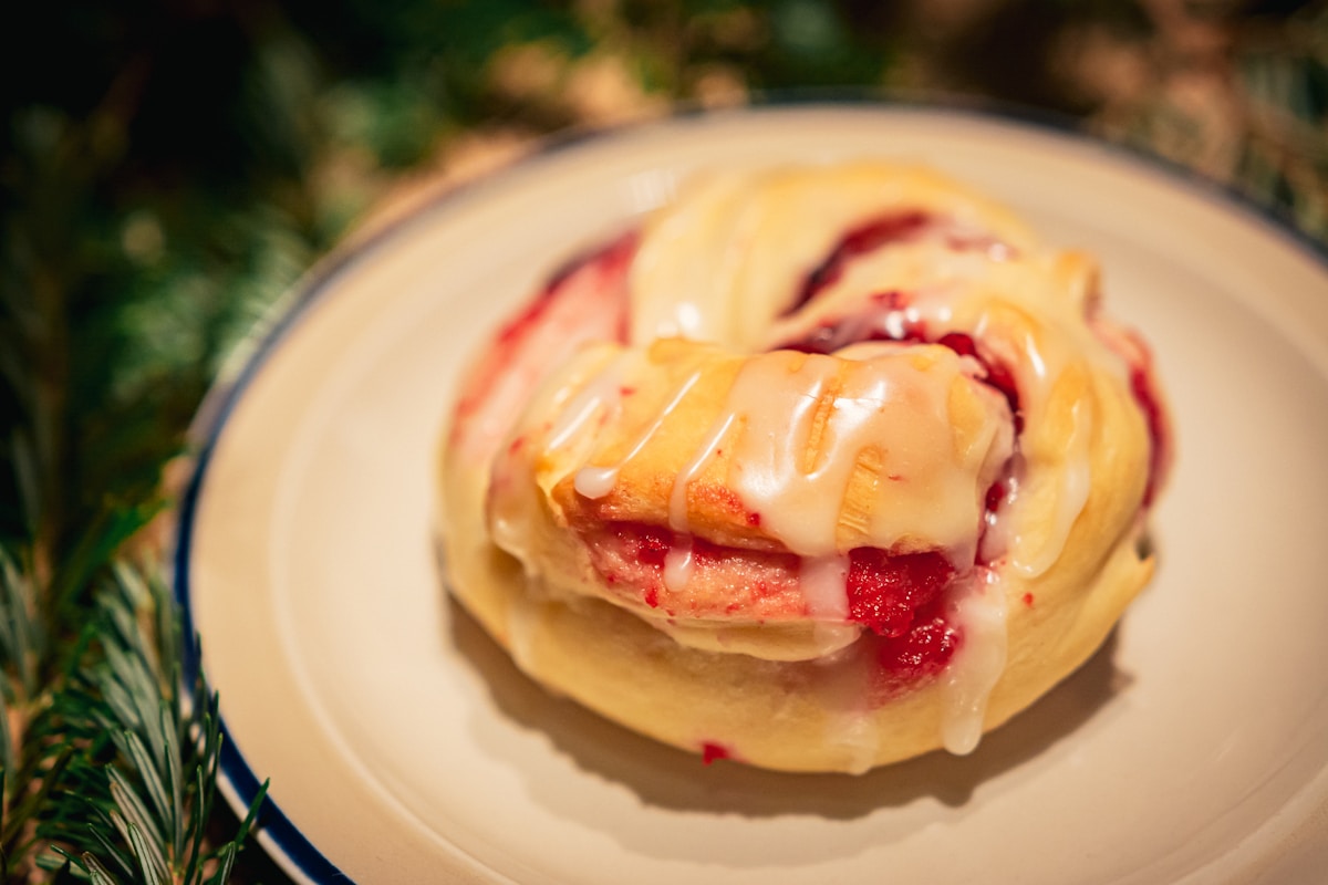 How to make strawberry rhubarb sweet rolls from scratch?