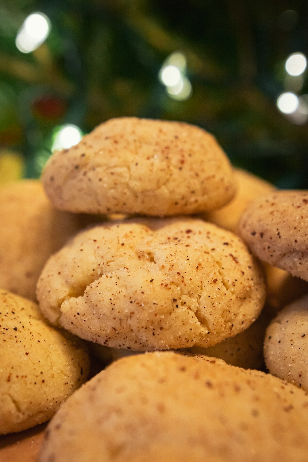 galletas marrones sobre superficie negra