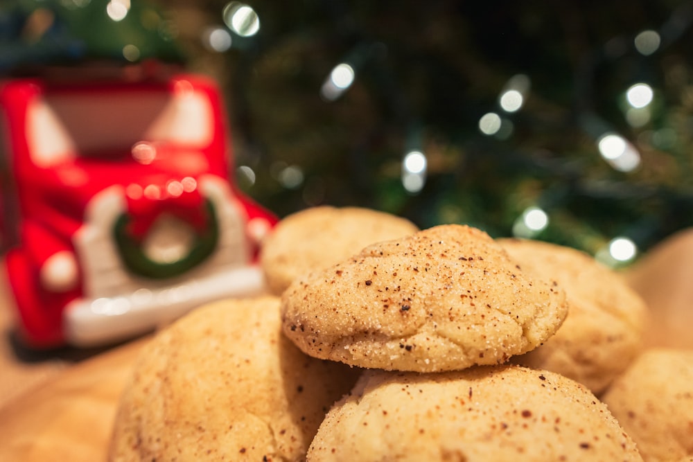 biscuits bruns sur assiette en céramique blanche