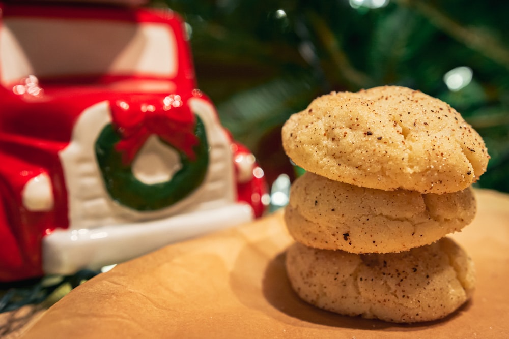 biscuits bruns sur assiette en céramique blanche