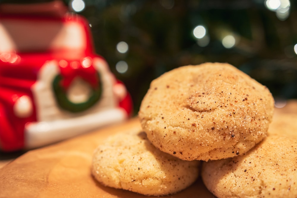 biscuits bruns sur table en bois marron