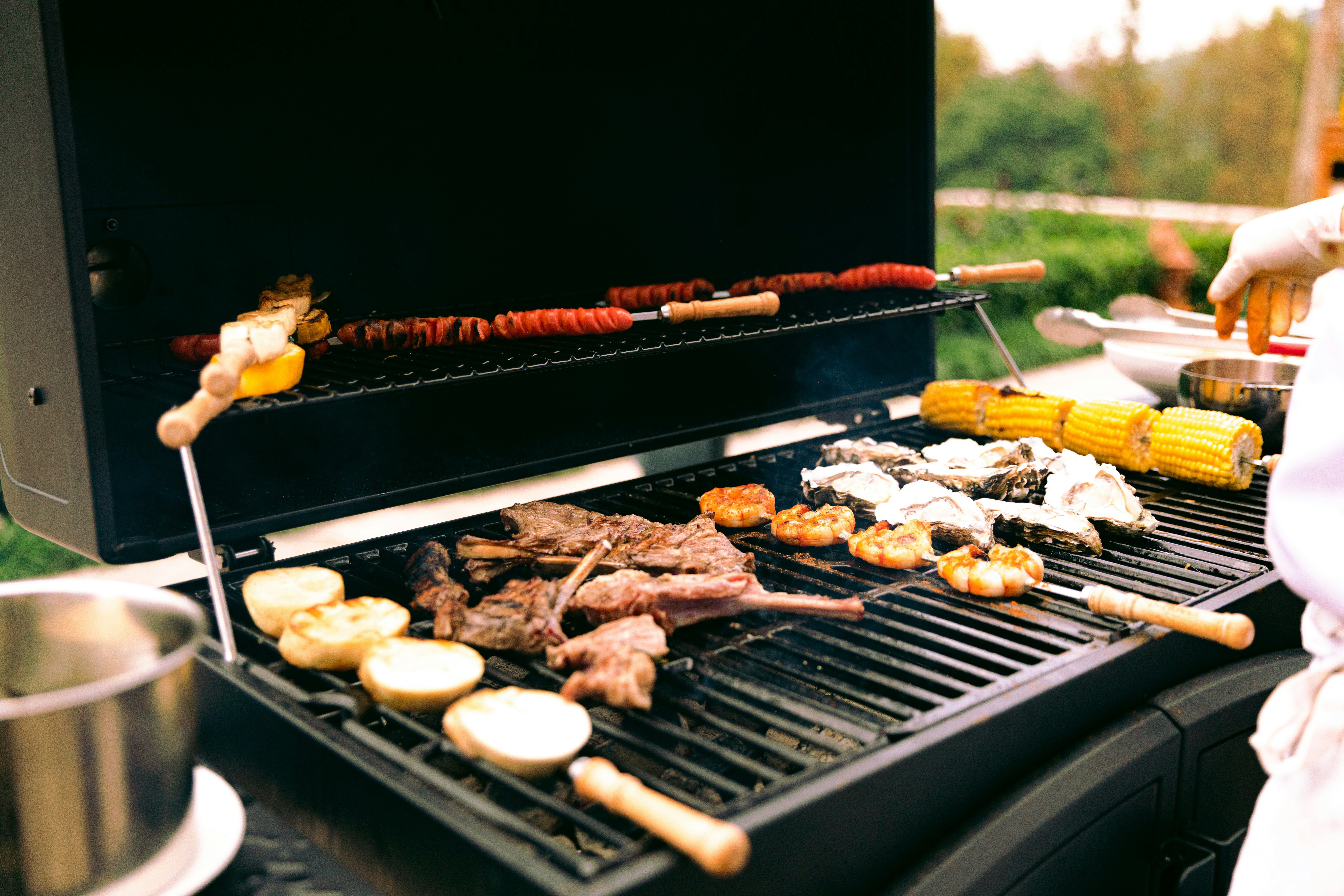 gegrilltes Fleisch auf schwarzem Holzkohlegrill
