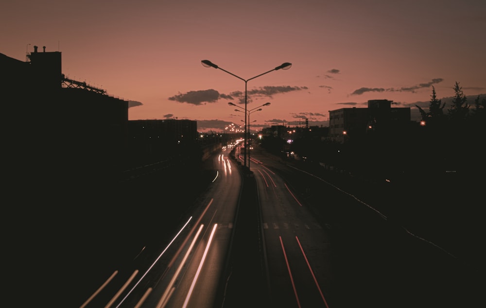 Silhouette der Straßenlaterne bei Sonnenuntergang