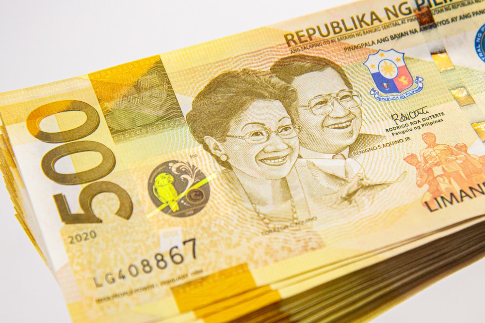 5000-Banknote auf weißem Tisch