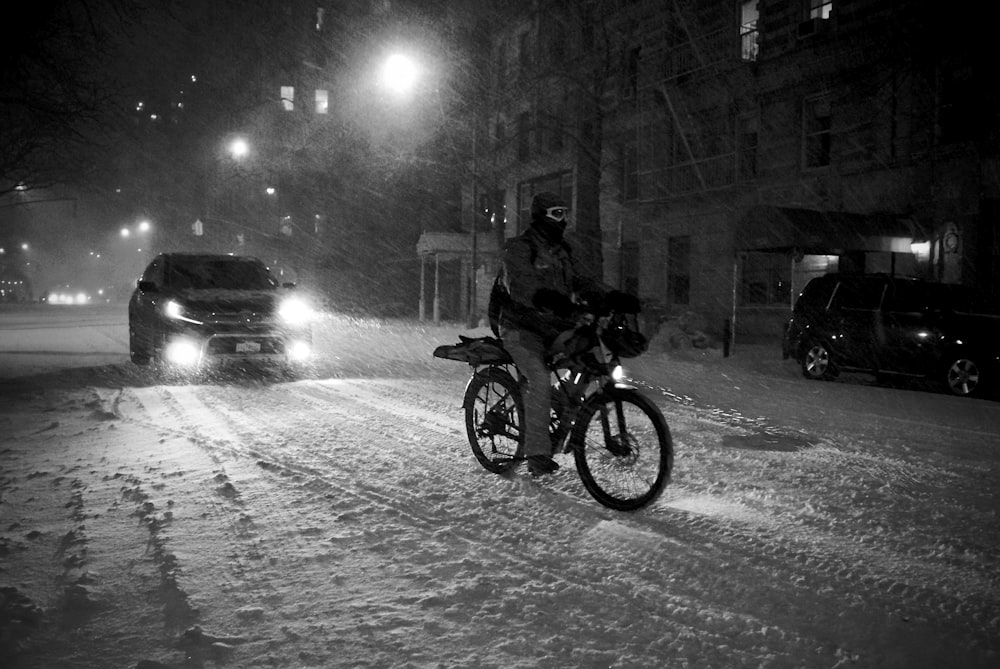 Hombre montando motocicleta en la carretera durante la noche