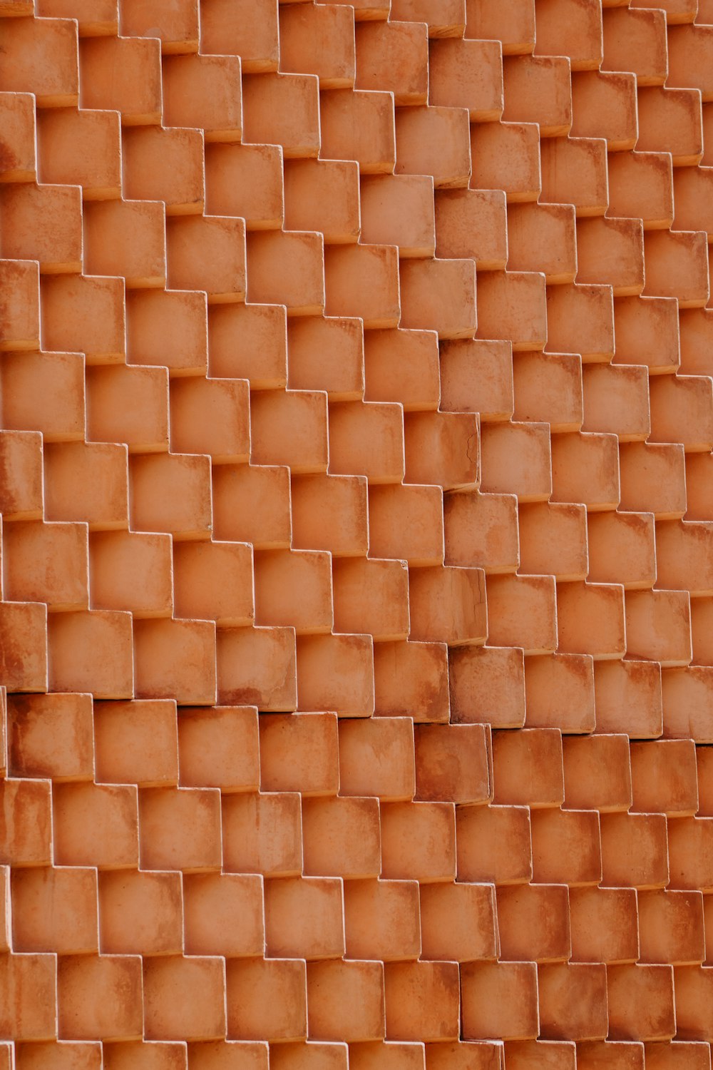 muro di mattoni marroni durante il giorno